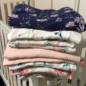 Swaddle blankets. Saranoni and little unicorn.